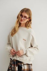 Bluza damska o kroju regular fit z HAFTEM w kolorze IVORY- PHENIX-UNI. Brązowe bluzy damskie Marsala, m, bez wzorów, z bawełny, bez kaptura. Za 269.90 zł.