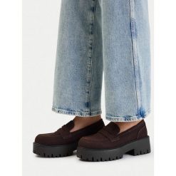 Loafersy DeeZee. Brązowe mokasyny damskie DeeZee. Za 159.99 zł.