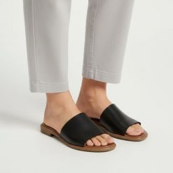 Klapki damskie Armodo, cholewka ze skóry naturalnej o prostej wsuwanej konstrukcji szeroki pasek stabilizujący stopę płaska podeszwa z lekkim profile. Czarne paski damskie Armodo, bez wzorów, ze skóry. Za 269.00 zł.