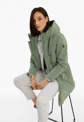 Płaszcz damski z kapturem J-AGATE. Zielone płaszcze damskie Volcano, na jesień, plus size, bez wzorów, z materiału, plus size, długie, z kapturem. Za 369.99 zł.