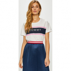 Tommy Jeans - Top. Szare topy damskie Tommy Jeans, z nadrukiem, z bawełny, z okrągłym kołnierzem, z krótkim rękawem. Za 179.90 zł.