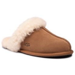 Kapcie Ugg. Brązowe kapcie damskie UGG, bez wzorów. Za 419.99 zł.