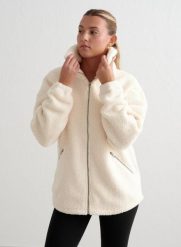 Damska kurtka ocieplana polarem, oversize'owa, rozpinana Pile Jacket migdałowa. Białe kurtki damskie Aim'n, s, bez wzorów, z materiału, bez kaptura. Za 603.00 zł.