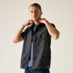 Koszula Regatta Mindano. Brązowe koszule męskie Regatta, bez wzorów, sportowe, bez kołnierzyka, bez ramiączek. W wyprzedaży za 139.99 zł.