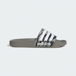 Adilette Shower Slides. Białe klapki damskie Adidas, bez wzorów, sportowe, bez obcasa. Za 136.00 zł.