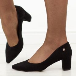 Czarne zamszowe skórzane Polskie czółenka damskie na słupku Prestige 2105 OBL. Czarne czółenka damskie Prestige, bez wzorów, ze skóry, eleganckie, bez obcasa, na słupku, bez zapięcia. W wyprzedaży za 389.67 zł.