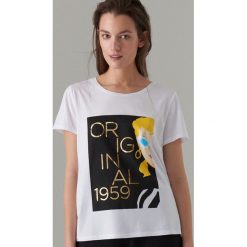 Koszulka oversize z nadrukiem Barbie - Biały. Białe t-shirty damskie Mohito, l, bez wzorów, bez kołnierzyka. W wyprzedaży za 29.99 zł.