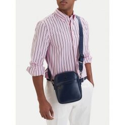 Saszetka Beverly Hills Polo Club. Niebieskie saszetki męskie Beverly Hills Polo Club, młodzieżowe, małe. Za 149.99 zł.