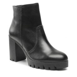 Botki Lasocki. Czarne botki damskie Lasocki, bez obcasa, na słupku, bez zapięcia. Za 196.99 zł.