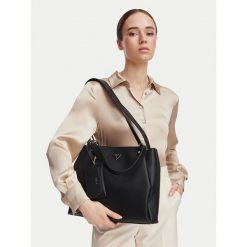 Torebka Guess. Czarne torebki do ręki damskie Guess, z aplikacjami, klasyczne, bez dodatków. Za 634.99 zł.