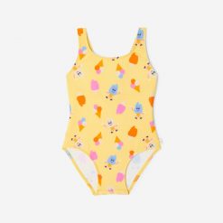 Strój jednoczęściowy kąpielowy dla malucha Nabaiji Julia. Żółte stroje kąpielowe dla dziewczynek Decathlon, bez wzorów, z elastanu. Za 39.99 zł.