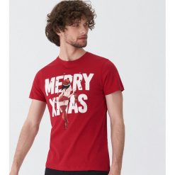T-shirt ze świątecznym motywem - Czerwony. Czerwone t-shirty męskie House. Za 39.99 zł.