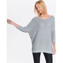 DAMSKI BŁYSZCZĄCY SWETER O LUŹNYM KROJU. Swetry damskie TOP SECRET. W wyprzedaży za 49.99 zł.