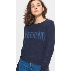 Sweter z napisem - Granatowy. Swetry damskie marki Cropp. W wyprzedaży za 29.99 zł.
