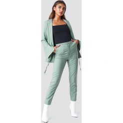 NA-KD Classic Spodnie garniturowe z wysokim stanem - Green. Spodnie materiałowe damskie marki NA-KD Classic. W wyprzedaży za 80.97 zł.