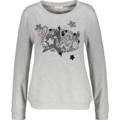 Koszulka w kolorze szarym. Szare t-shirty damskie Gerry Weber, z aplikacjami, z bawełny, z okrągłym kołnierzem. W wyprzedaży za 86.95 zł.