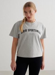 Damski T-shirt, krótki rękaw, pudełkowy, bawełna organiczna Varsity szary melanż. Szare t-shirty damskie Aim'n, xs, bez wzorów, z bawełny, klasyczne, bez kołnierzyka. Za 169.00 zł.
