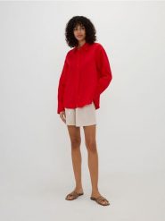 Szorty z kontrastową lamówką - kremowy. Białe szorty damskie Reserved, l, bez wzorów, z tkaniny. W wyprzedaży za 59.99 zł.