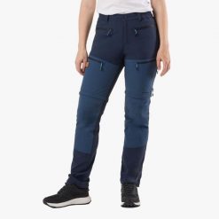 Spodnie Wędrówki damska Swedemount Lofoten Stretch Zip-Off Pants wodoodporna. Niebieskie spodnie sportowe damskie SWEDEMOUNT, bez wzorów, z tkaniny, trekkingowe. Za 449.99 zł.