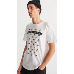 T-shirt z nadrukiem - Biały. Białe t-shirty męskie Reserved, z nadrukiem. Za 39.99 zł.