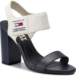 Sandały TOMMY JEANS - Rubber Patch Heeled Sandal EN0EN00526 White 100. Klapki damskie marki Tommy Jeans. Za 399.00 zł.
