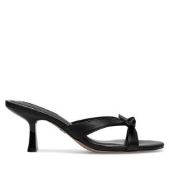 Klapki Nine West. Czarne klapki damskie Nine West, bez wzorów, bez obcasa. Za 183.99 zł.