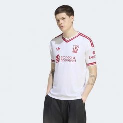 Koszulka wyjazdowa Liverpool FC 26/27. Białe koszulki sportowe męskie Adidas, l, bez wzorów, z materiału, bez kołnierzyka, bez ramiączek, do piłki nożnej, climacool (adidas). Za 439.00 zł.