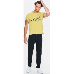 T-SHIRT MĘSKI Z NAPISEM. T-shirty męskie marki TOP SECRET. W wyprzedaży za 19.99 zł.