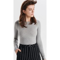 Prążkowana koszulka z zapięciem przy rękawach - Jasny szary. T-shirty damskie marki Cropp. Za 49.99 zł.