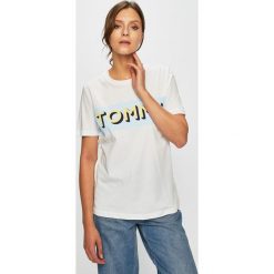 Tommy Hilfiger - Top. Białe t-shirty damskie Tommy Hilfiger, l, bez wzorów, z bawełny, casualowe, bez kołnierzyka. W wyprzedaży za 139.90 zł.