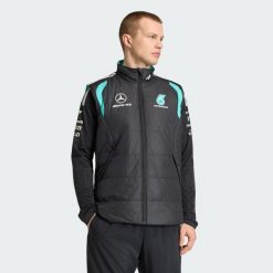 Bezrękawnik Mercedes-Amg Petronas Formula 1 Team Mechanics. Czarne kurtki męskie Adidas, m, bez wzorów, casualowe, bez kaptura. Za 484.00 zł.