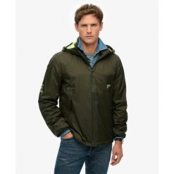 Windbreaker Superdry. Zielone kurtki sportowe męskie Superdry., bez wzorów, z softshellu, trekkingowe. W wyprzedaży za 339.70 zł.