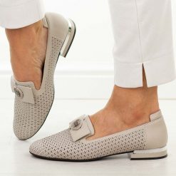 Beżowe ażurowe skórzane półbuty damskie Cambell 35304. Brązowe półbuty damskie Cambell, na lato, w ażurowe wzory, z materiału, eleganckie, z okrągłym noskiem, bez obcasa, na obcasie, bez zapięcia. Za 229.00 zł.