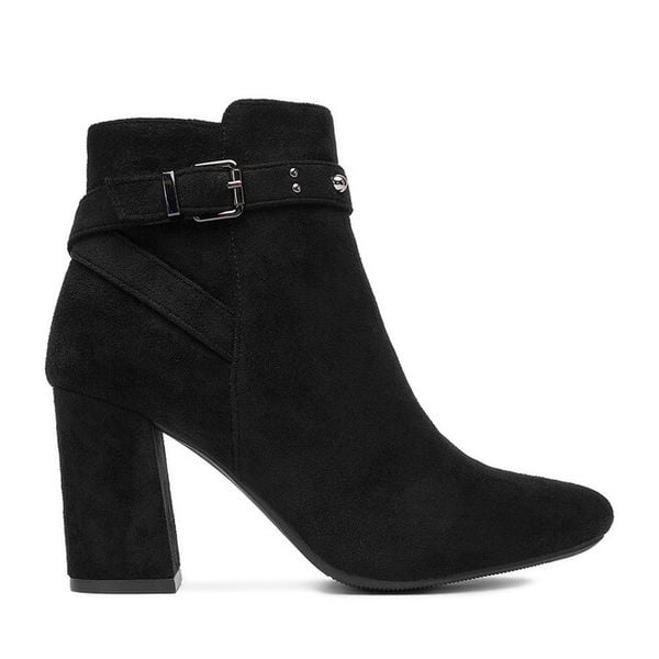 Botki DeeZee. Czarne botki damskie DeeZee, bez obcasa, na słupku, bez zapięcia. Za 189.99 zł.
