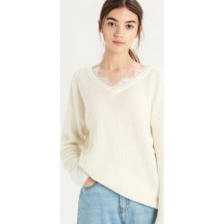 Sweter z koronką - Kremowy. Białe swetry damskie Sinsay, z koronki. Za 59.99 zł.