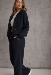 Granatowy Prążkowany Komplet Dresowy Spodnie o Szerokim Kroju i Bluza z Kapturem Rerih. Niebieskie spodnie dresowe damskie Renee, l, bez wzorów, z dresówki. Za 169.99 zł.