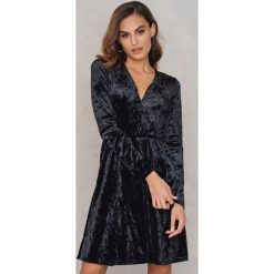 NA-KD Party Aksamitna sukienka z dekoltem V - Black. Sukienki damskie marki NA-KD Party. Za 129.95 zł.