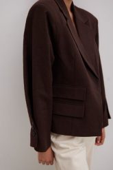 Marynarka o prostym kroju w kolorze INTENSE BROWN - RICHMOND. Brązowe żakiety damskie Marsala, bez wzorów, z bawełny, eleganckie. Za 599.90 zł.