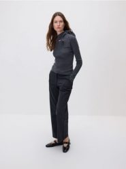 Sweter z asymetrycznym wiązaniem - ciemnoszary. Szare swetry damskie Reserved, l, bez wzorów, z wełny, z asymetrycznym kołnierzem, bez ramiączek, bez kaptura. W wyprzedaży za 79.99 zł.