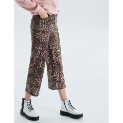 Spodnie culotte w panterkę - Beżowy. Spodnie materiałowe damskie marki Cropp. Za 89.99 zł.