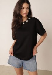 Czarny Bawełniany T-shirt Oversize z Biżuteryjnymi Aplikacjami przy Dekolcie Tesana. Czarne bluzki damskie Born2be, uniwersalny, z aplikacjami, z bawełny, biznesowe, bez kołnierzyka, bez ramiączek. Za 69.99 zł.