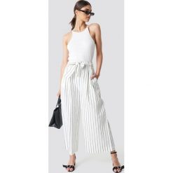 MANGO Spodnie Uriolo - White. Spodnie materiałowe damskie marki Mango. Za 121.95 zł.