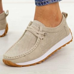 Beżowe skórzane mokasyny damskie Jezzi 9772. Brązowe mokasyny damskie Jezzi, z jeansu, casualowe. Za 239.00 zł.