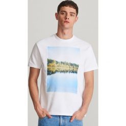 T-shirt z naszywanymi grafikami - Biały. T-shirty męskie Reserved. Za 79.99 zł.