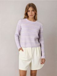 Ażurowy sweter w paski - fioletowy. Fioletowe swetry damskie Sinsay, l, w ażurowe wzory, bez kołnierzyka, bez ramiączek, bez kaptura. Za 39.99 zł.