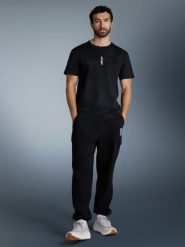 4F T-shirt regular z nadrukiem męski - czarny M. Czarne t-shirty męskie 4f, m, bez wzorów, bez kołnierzyka. Za 79.99 zł.