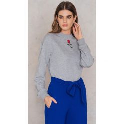 NA-KD Bluza z haftowaną różą - Grey. Bez kategorii marki NA-KD. W wyprzedaży za 40.18 zł.