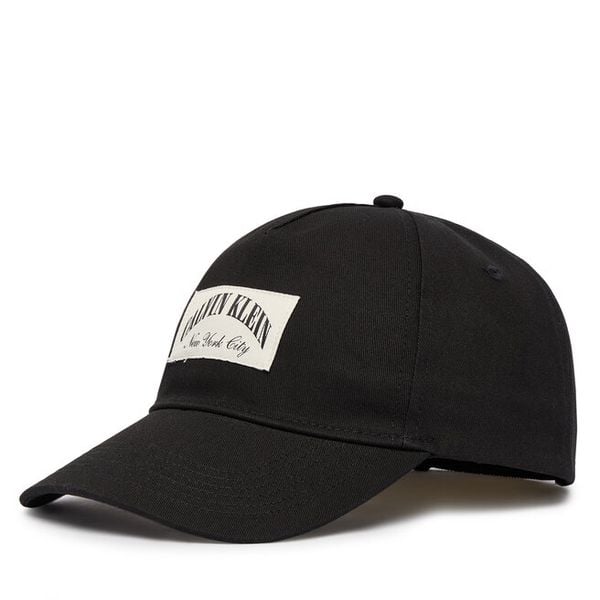 Czapka z daszkiem Calvin Klein. Czarne czapki i kapelusze damskie Calvin Klein, bez wzorów. Za 109.99 zł.