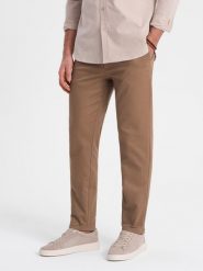 Spodnie męskie chino SLIM FIT z delikatną teksturą - brązowe V2. Brązowe spodnie materiałowe męskie Ombre Clothing, m, bez wzorów, z bawełny. W wyprzedaży za 199.99 zł.