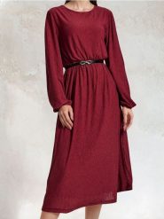 Sukienka z ozdobnym paskiem - bordowy. Czerwone sukienki damskie Sinsay, l, bez wzorów, bez kołnierzyka, bez ramiączek. Za 59.99 zł.
